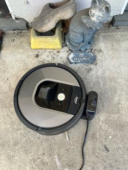 iRobot Roomba Robot Vacuum Cleaner with Charging Dock – Tested & Working  Description: iRobot Roomba robotic vacuum cleaner with charging base/dock in