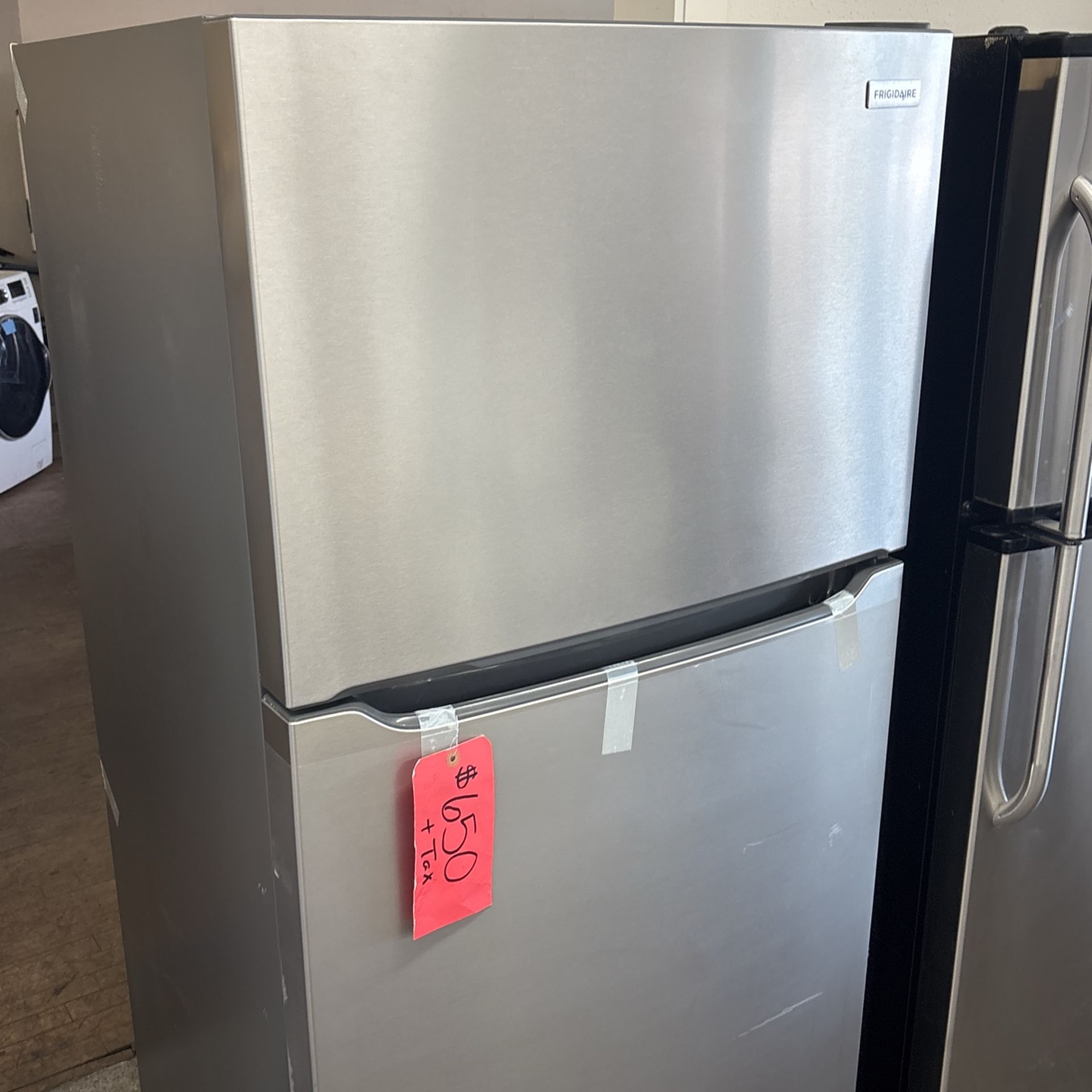 NEW FRIGIDAIRE STAINLESS STEEL TOP MOUNT REFRIGERATOR 