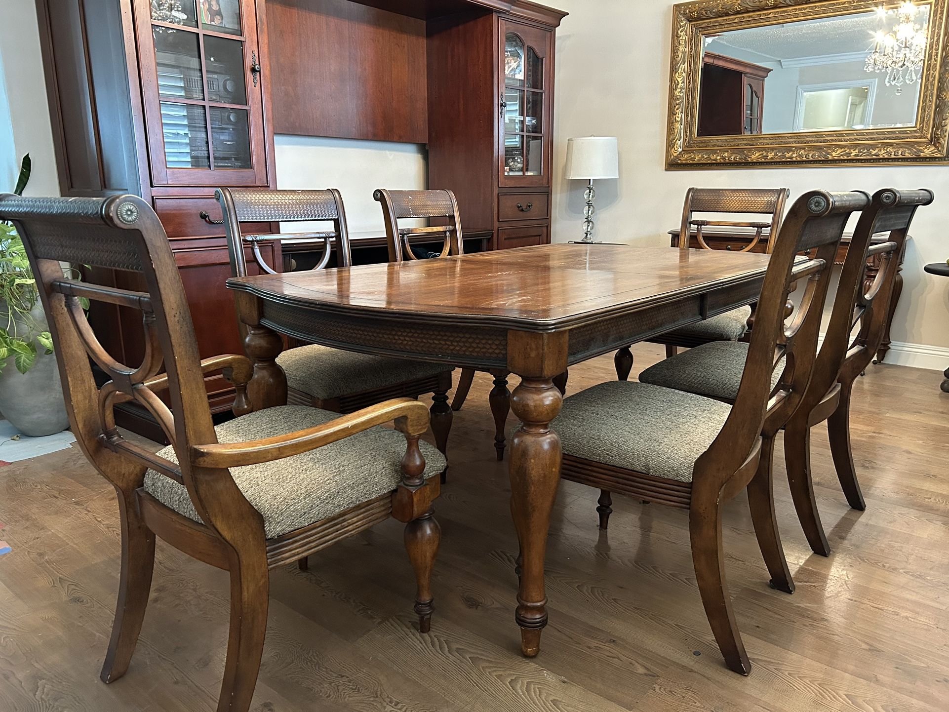 Ashley walnut tone, dinning room table. Removable midsection to adjust for 6 seats or 8