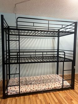 3 level bunk bed. (Metal)