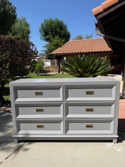 Beautiful 6-Drawer Dresser w/Brass  Hardware (Read Description)