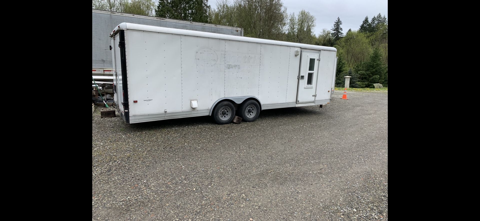 Enclosed utility trailer