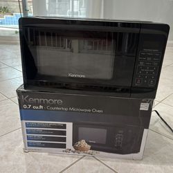Kenmore Countertop Microwave Oven 0.7cu.ft Like New
