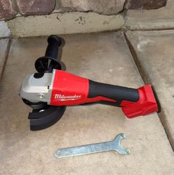 Milwaukee M18 18V Lithium-Ion Brushless Cordless 4-1/2 in./5 in. Grinder w/Paddle Switch (Tool-Only)