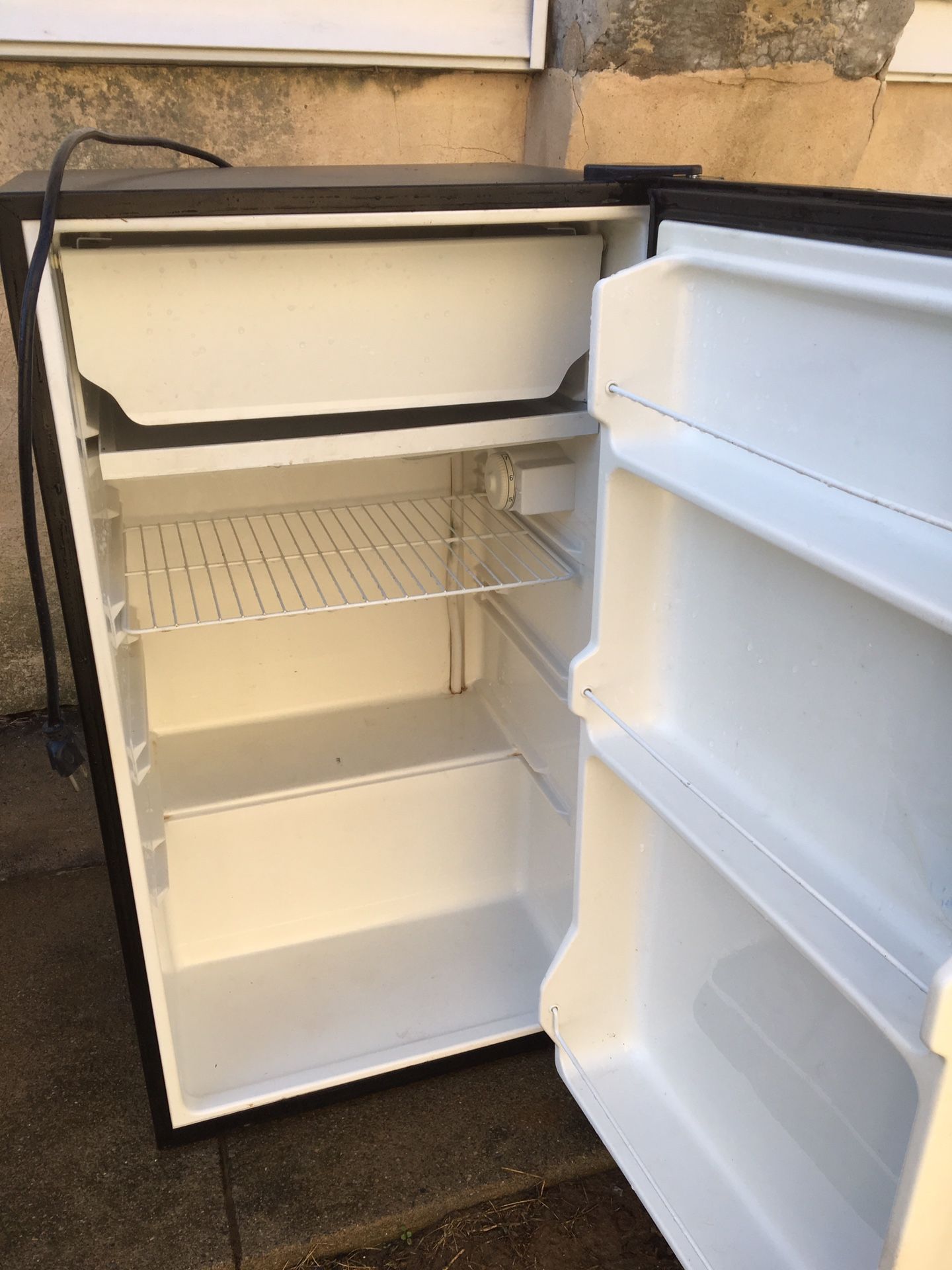Mini fridge refrigerator