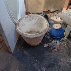  CONCRETE FLOWER POT

