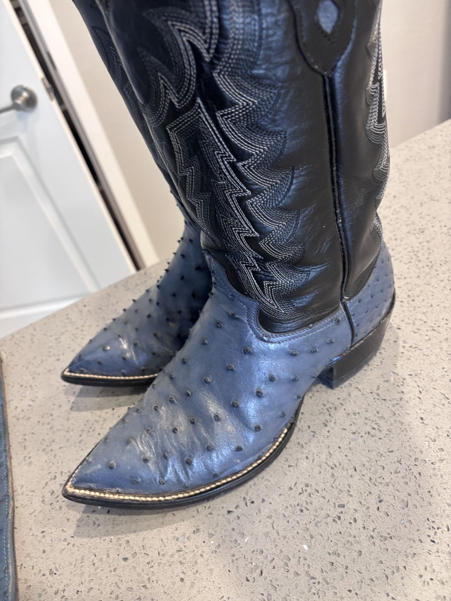 Talla 10.5 US / 9.5 MX Piel de avestruz genuina, poco uso, en excelente estado. Incluye cinturón a juego. ¡Gran oportunidad!