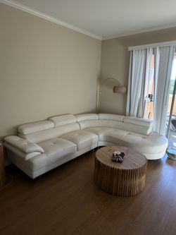 White Curved Sectional Leather Sofa – Excellent Condition / White