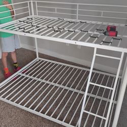 White Metal Twin Over Full Bunk bed 