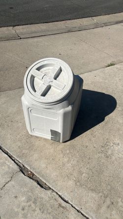Dog food container