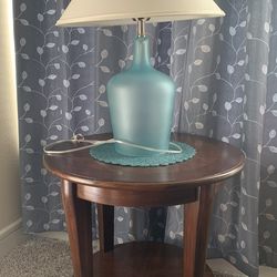 Round Table with lamp 💡 and sculpture