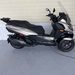 2023 Piaggio MP3 530 hpe Exclusive – Only 2300 Miles – Tech-Loaded