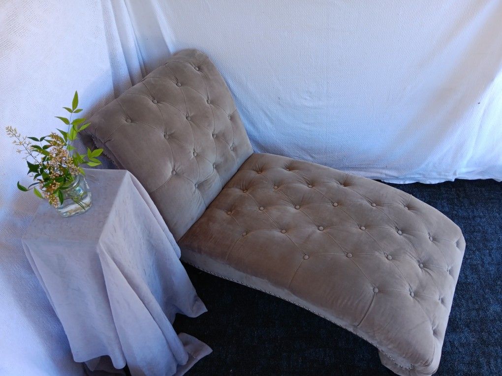Victorian Style Gray Tufted Chaise Lounge (2020)