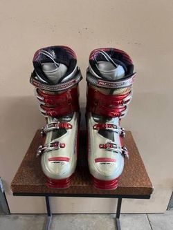 MEN'S SIZE 10 - 10 1/2 ROSSIGNOL SKI BOOTS!