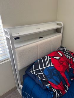 Twin beds (no mattress)