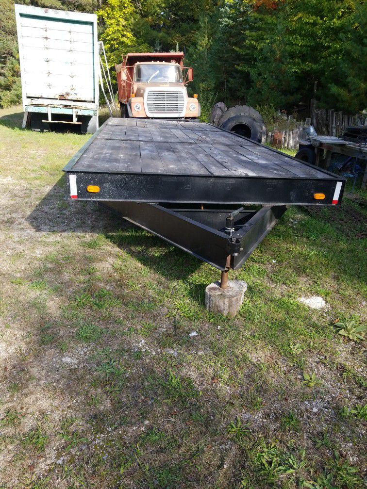 31 Foot Flatbed  Utility Trailer With Bever Tail On Back 
