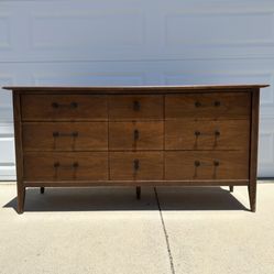 9 Drawer Mid Century Dresser / Made By: Stanley Furniture 