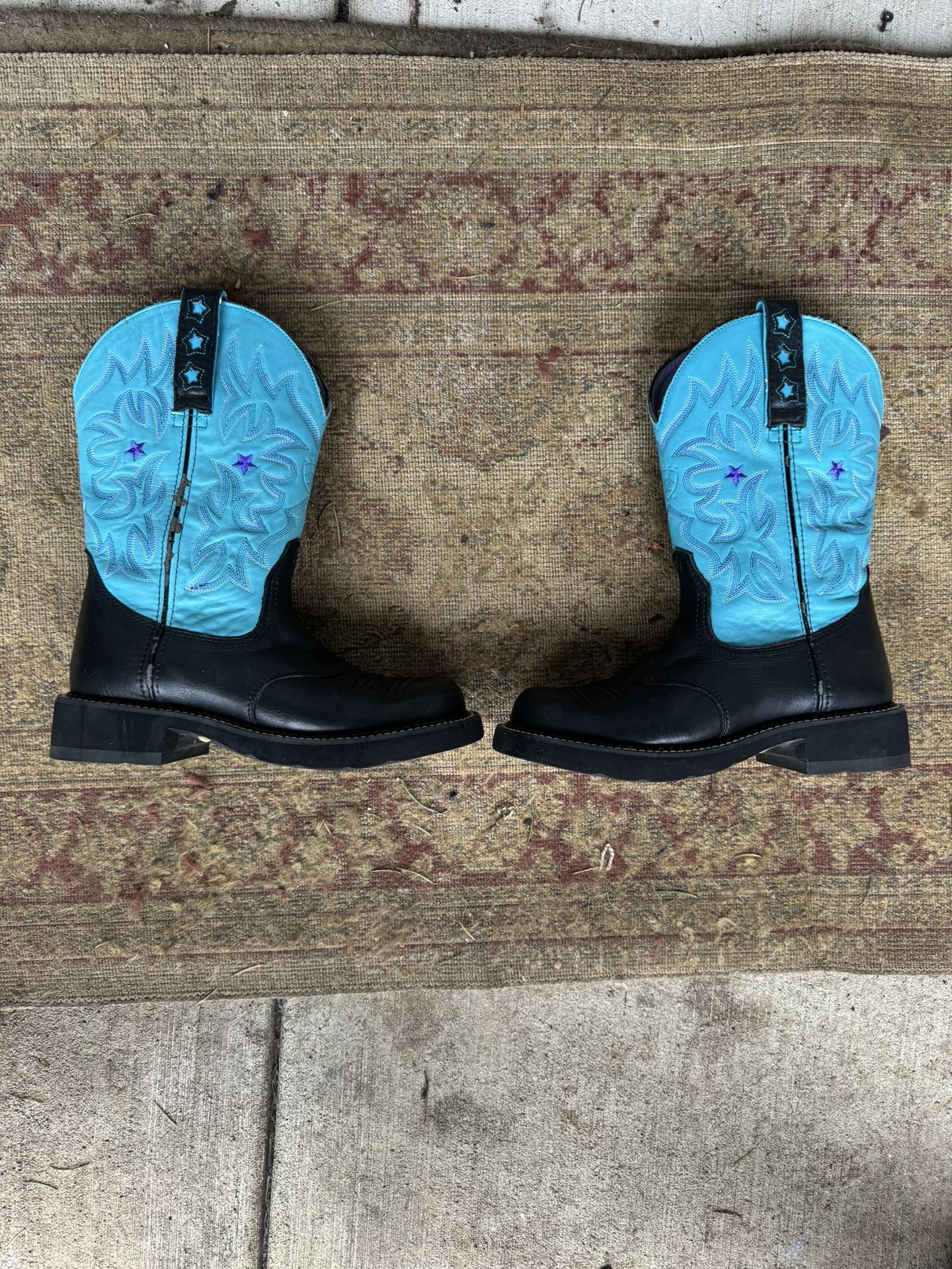 ARIAT BLUE/BLACK BOOTS IN NICE CONDITION