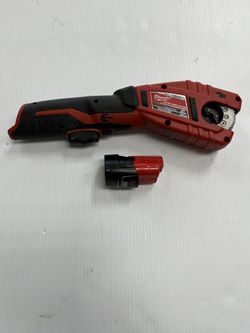 MILWAUKEE COPPER TUBING CUTTER, IN USED CONDITION WITH M12 BATTERY