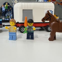 Lego horse transporter - mini figs