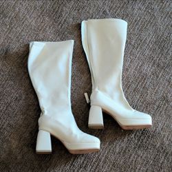 White knee high chunky heel boots (Size 6.5/7)