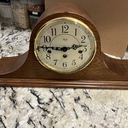Antique Style Mantle Clock With Chimes