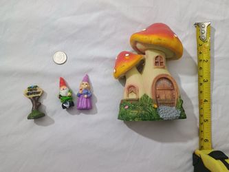 5 INCH MUSHROOM HOUSE WITH 2 GNOMES MINIATURES DECOR