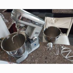 7QT WARING NSF COMMERCIAL MIXER WITH 2 BOWLS IN EXCELLENT CONDITION