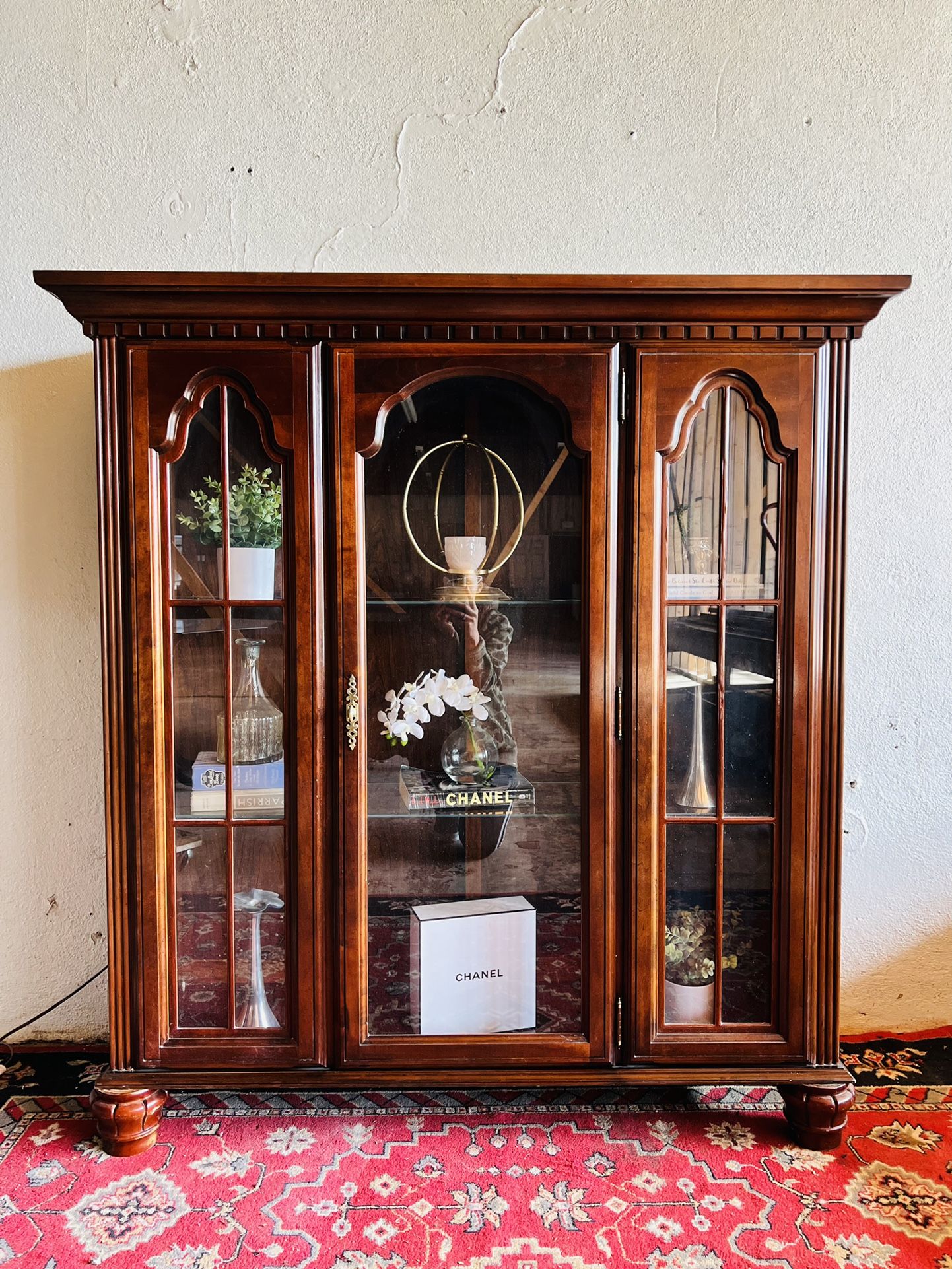 Vintage Glass Cabinet With Lights 