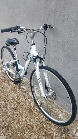 SCHWINN VOYAGEUR GSD WOMEN S HYBRID BIKE for Sale in