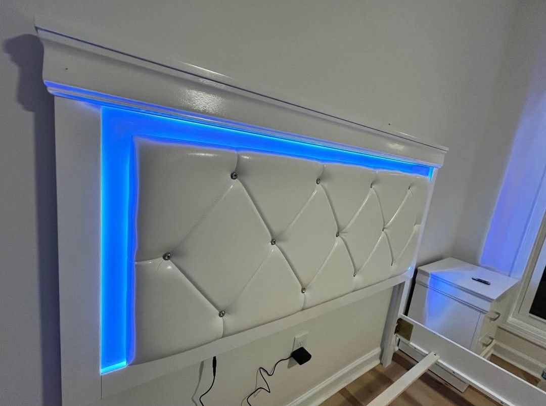 Queen/King size bedroom Set with LED light in white
