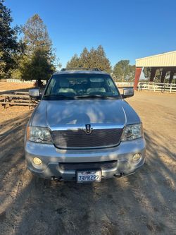 Lincoln Navigator 2004 Gris 7 asientos 167000 millas único detalle la bolsa de aire derecha ya no levanta pero tengo los amortiguadores para asearla n