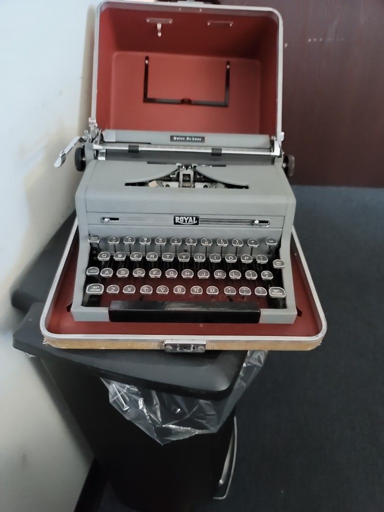 Royal Quite Deluxe Typewriter
