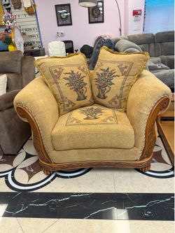New open box traditional arm chair