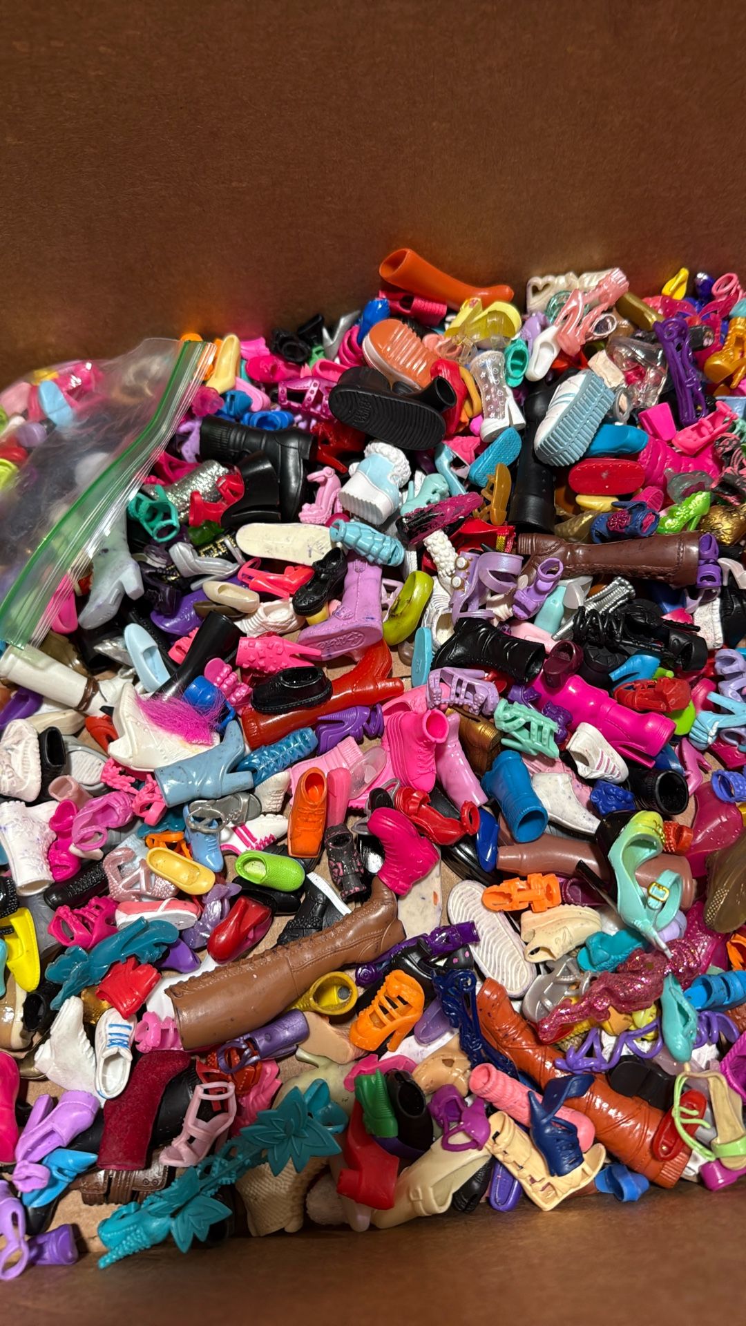 BOX OF BARBIES SHOES THAT DONT HAVE PAIR