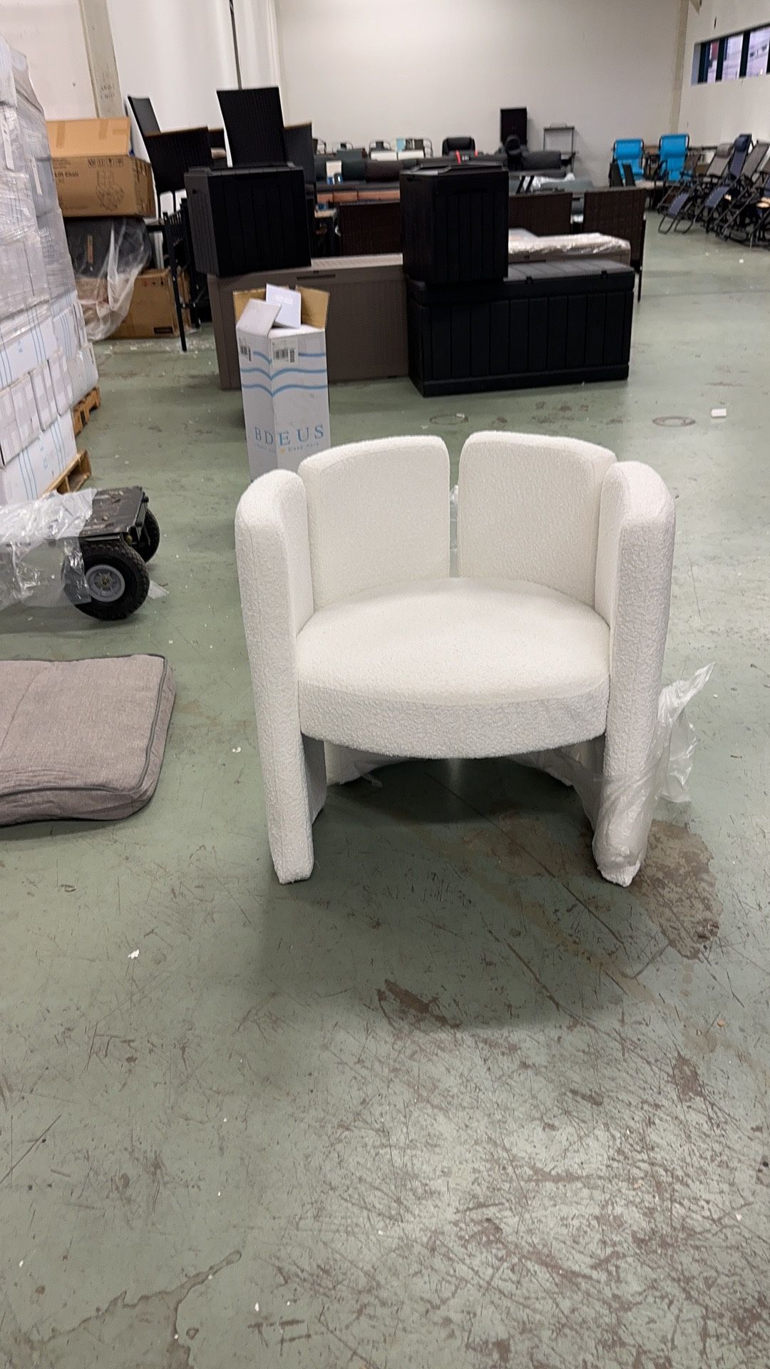 Sherpa Accent Chair Upholstered Living Room Chairs with Circular Backrest Modern Fur Barrel Chairs for Living Room Cute Side Chairs for Lounge/Bedroom