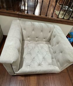 Tufted swivel accent chair