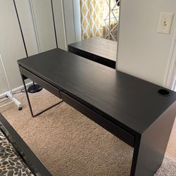 Black Desk