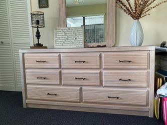 Dresser- 8 drawers