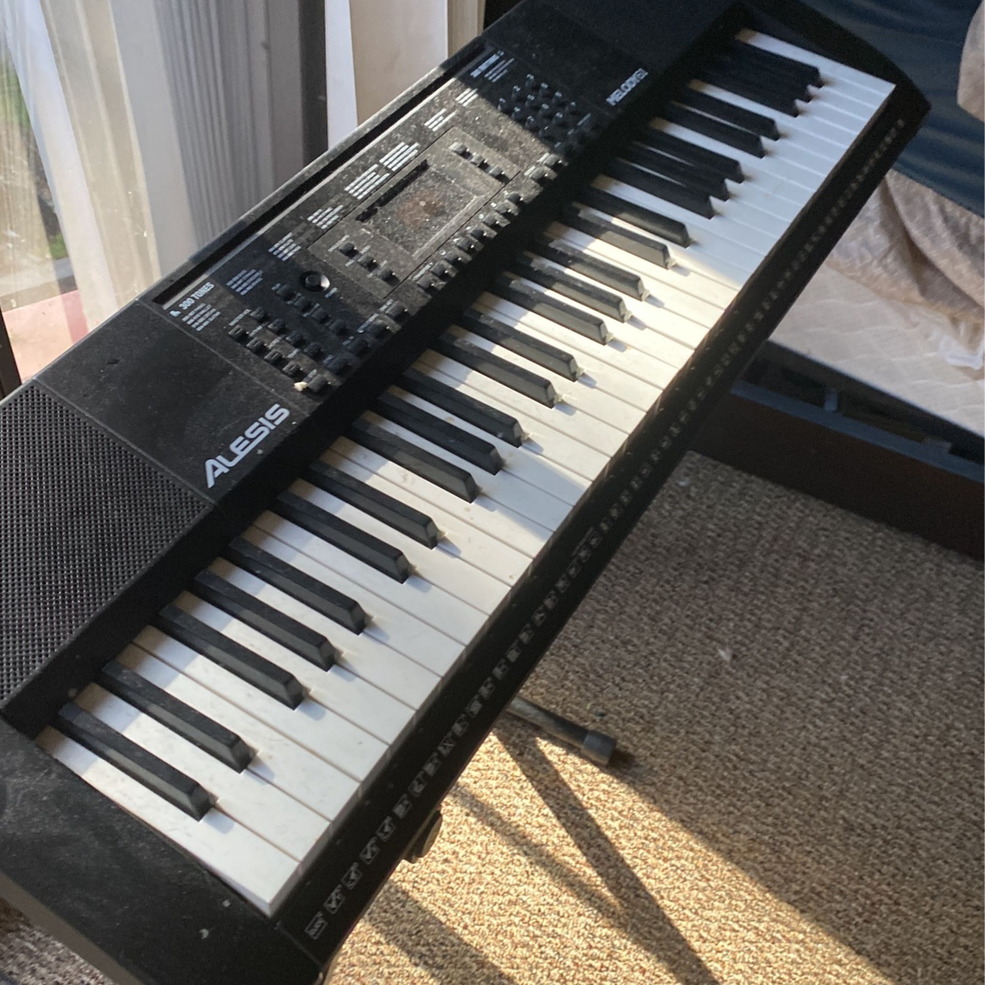 ALESIS KEYBOARD