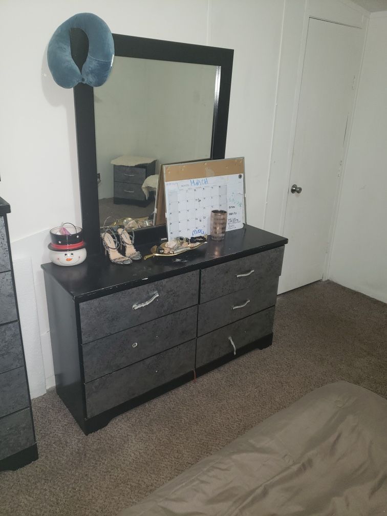 Dresser With Mirror