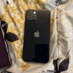 2 iPhone 13’s
