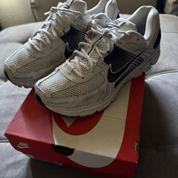 Nike Zoom Vomero 5 white and black size 10