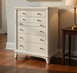 Delivery Available! Modern White 6 Drawer Bedroom Storage Dresser Chest all drawers work great! Second drawers has slight bubbling cosmetic wear.  39x
