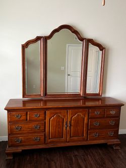 MOVING SALE – Antique Thomasville Mahogany Dresser w/ Mirror