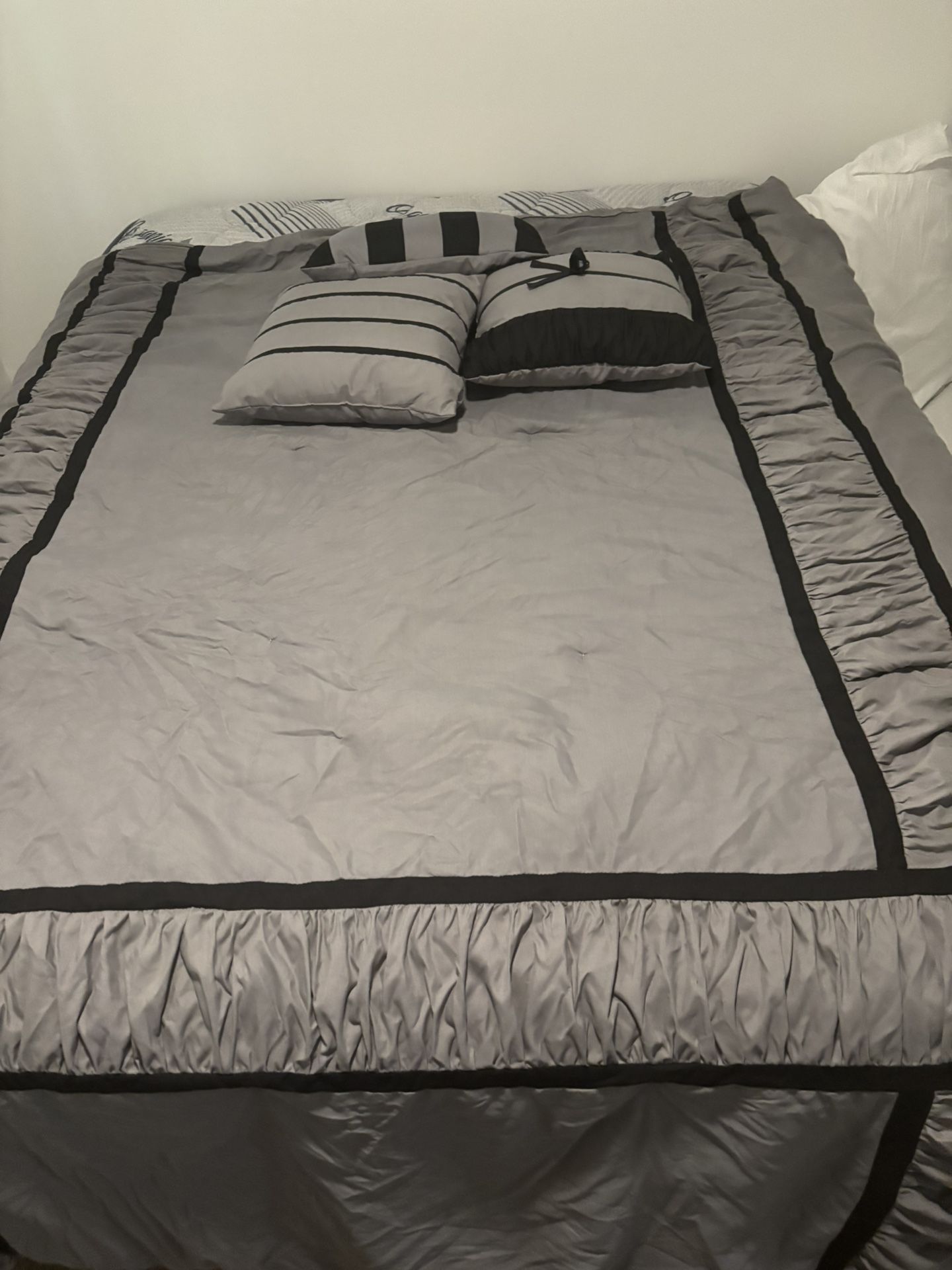 $25 Queen Size Comforter From Wayfair Retail $73 Includes 3 Decorative Pillows Plus Bed Skirt I Just Don’t Like Need Color