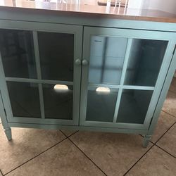 Dresser/cabinet
