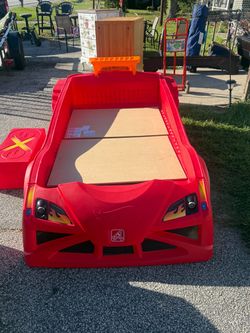Step2 Hot Wheels Twin Size Race Car Bed with Storage Step