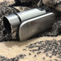 Canon FS300 41x advanced zoom 200x digital zoom retro vintage digital camcorder