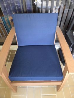 4 sets of 20 x 20 navy blue cushions for patio chair or couch. Really nice and great quality fabric!